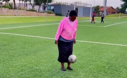 Ηλικιωμένη... διδάσκει ποδόσφαιρο στο Tik Tok (vid)