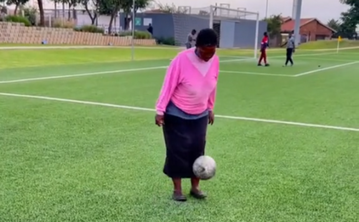 Ηλικιωμένη... διδάσκει ποδόσφαιρο στο Tik Tok (vid)