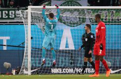 Διακοπή αλά... Ατρόμητος - ΑΕΚ στην Bundesliga, με τον Τραπ να βάζει το δοκάρι στη θέση του με pull-ups (vid)