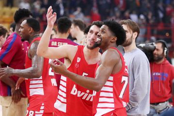 Το «ξύλο» στον Λαρεντζάκη, η αποθέωση του Σπανούλη και ο καταιγισμός τριπόντων στο ΣΕΦ (vid)