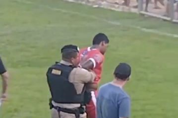 Σοκ: Τερματοφύλακας-έμπορος ναρκωτικών συνελήφθη από αστυνομικές αρχές μέσα στο γήπεδο που αγωνιζόταν (vid)