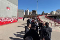 «Πανικός» για την επετειακή συλλεκτική φανέλα του Ολυμπιακού, μεγάλες ουρές από τον κόσμο στο «Γ. Καραϊσκάκης» (pic/vid)