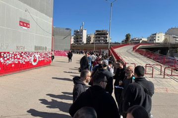 «Πανικός» για την επετειακή συλλεκτική φανέλα του Ολυμπιακού, μεγάλες ουρές από τον κόσμο στο «Γ. Καραϊσκάκης» (pic/vid)