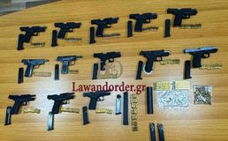 Με 13 όπλα συνελήφθησαν οι Τούρκοι για τη διπλή δολοφονία στη Γλυφάδα – Ποιοι είναι οι δράστες