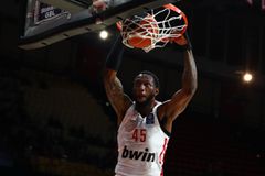 Κλέψιμο του Φουρνιέ και απίθανο κάρφωμα του Χολ