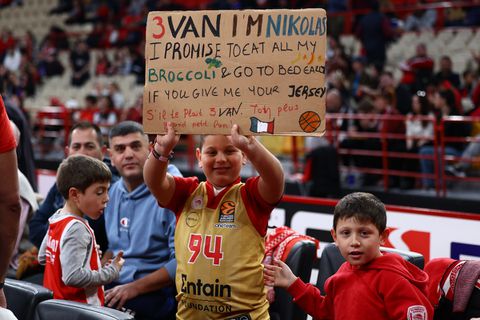 «Εβάν θα τρώω όλο το μπρόκολό μου» - Απίθανο πλακάτ από πιτσιρικά