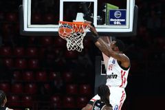 Δείτε τα εντυπωσιακά καρφώματα των Νιλικίνα και Χολ