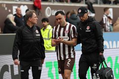 Ισοπαλία ανάμεσα σε Ζανκτ Πάουλι και Άιντραχτ, αποχώρησε τραυματίας ο Σάλιακας