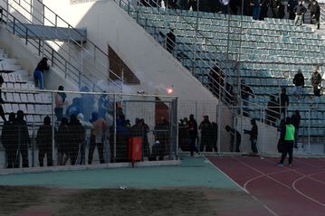 Η στιγμή που οπαδοί της ΑΕΛ εισβάλλουν στην κερκίδα των οπαδών της Νίκης Βόλου (vid)