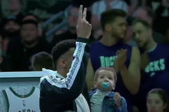 Ο Γιάννης Αντετοκούνμπο βραβεύτηκε και υποσχέθηκε στο Μιλγουόκι δεύτερο δαχτυλίδι (vid)