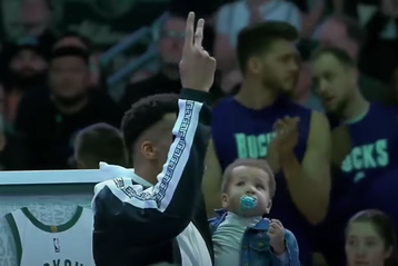 Ο Γιάννης Αντετοκούνμπο βραβεύτηκε και υποσχέθηκε στο Μιλγουόκι δεύτερο δαχτυλίδι (vid)