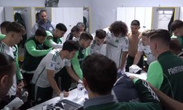 Η αρχηγική ομιλία του Ιωαννίδη και η ατάκα «έχει και γλυκό» πριν το 2-0 με το αυτογκόλ του Μπράμπετς (vid)