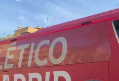 Επεισόδια στο Καμπ Νόου: Οπαδοί της Μπαρτσελόνα επιτέθηκαν με πέτρες στο πούλμαν της Ατλέτικο