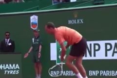 Απίθανο ξέσπασμα Μεντβέντεφ που διέλυσε τη ρακέτα του, χτυπώντας τη στο πάτωμα (vid)