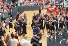 Παίκτες και κόσμος έγιναν «ένα» μετά τη μεγάλη πρόκριση του ΠΑΟΚ (vids)