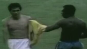 Η ιστορική στιγμή που ο Πελέ ζήτησε τη φανέλα του Μιρτσέα Λουτσέσκου