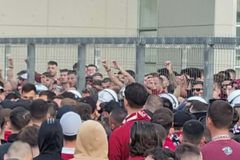 Εικόνες του Sportal από τις αποδοκιμασίες έξω από το AEL FC Arena - Ένταση με Μασόν (Pics)