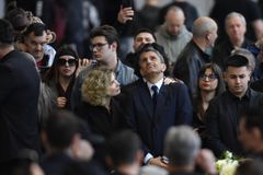 Η αγκαλιά του Χάτζι στον Ράζβαν Λουτσέσκου (pic)