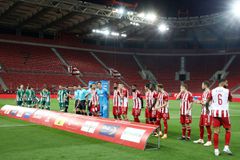 Ξεχωριστά βγήκαν στον αγωνιστικό χώρο οι παίκτες του Ολυμπιακού και του Παναθηναϊκού - Δεν έκαναν ούτε χειραψία