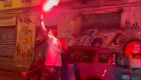 Πατέρας οπαδός της Νάπολι έβγαλε βόλτα το παιδί του με... καπνογόνα και προβλημάτισε αρκετό κόσμο (vid)