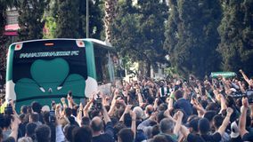 Τρέλα στο ξενοδοχείο και στους δρόμους της Αθήνας από τον κόσμο του Παναθηναϊκού, που συνοδεύει την αποστολή στο Φάληρο (vid)