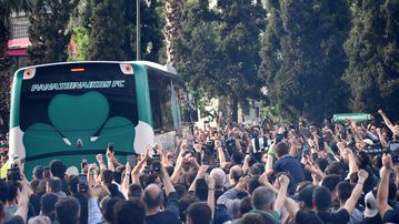 Τρέλα στο ξενοδοχείο και στους δρόμους της Αθήνας από τον κόσμο του Παναθηναϊκού, που συνοδεύει την αποστολή στο Φάληρο (vid)