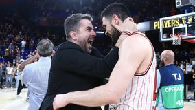 Όλος ο Ολυμπιακός σε μία φωτογραφία: Η κραυγή του Χρήστου Μπαφέ και του Κώστα Παπανικολάου