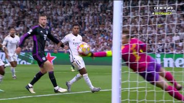 Απίθανη απόκρουση του Νόιερ σε σέντρα σουτ του Βινίσιους!