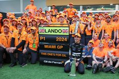 Ferrari για τους πανηγυρισμούς του Βασέρ με τη McLaren: «Το έχουμε πει ξανά, κανείς δεν είναι ασφαλής όταν ο Φρεντ είναι κοντά»