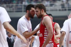 Δεύτερο σοκ στον Ολυμπιακό: Στα αποδυτήρια ο Βεζένκοφ, δεν μπορεί να συνεχίσει (vid)