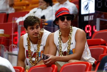 Οι φίλαθλοι εγκατέλειψαν τους Χιτ στην τελευταία περίοδο και αυτή τη φορά δεν έτρεχαν πίσω πανικόβλητοι όπως το 2013 (vids)