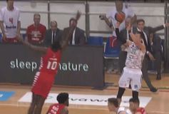 Το νικητήριο τρίποντο του Πονίτκα που έβαλε τέλος στο 14-0 του Ολυμπιακού