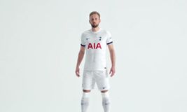 Ο Κέιν ήταν κανονικά παρών στην παρουσίαση της νέας φανέλας της Τότεναμ (vid)