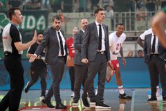 Ολυμπιακός: «Ποτήρια σε Μπαρτζώκα, σπρώξιμο στον Μπαφέ και "άντε γ@@@" στον Βεζένκοφ από οπαδούς του Παναθηναϊκού! Αυτούς εννοούν;» (vid)