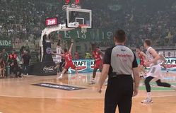 Το απίστευτο καλάθι του Πονίτκα πίσω από την μπασκέτα που δεν μέτρησε