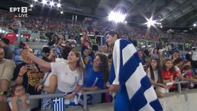 Αυτόγραφα και selfies μοίρασε ο Τεντόγλου μετά τη φοβερή του επίδοση στον τελικό