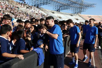 Ντελίριο στο Παγκρήτιο από 4.000 παιδιά για την επίσκεψη των διεθνών (vid)