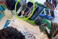 Ο γιος του Τέιτουμ διαβάζει τα μαθήματά του έχοντας τον... αγαπημένο του Γιάννη Αντετοκούνμπο στο πλευρό του (pic)