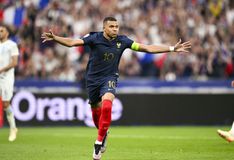 «Συναγερμός» στην Παρί Σεν Ζερμέν και την Εθνική Γαλλίας: Έμεινε εκτός με τη Γερμανία λόγω προβλήματος στο γόνατο ο Εμπαπέ