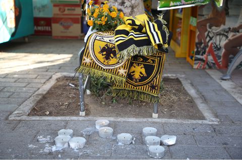 Οι οπαδοί της Λιβόρνο αποχαιρέτησαν τον δολοφονημένο φίλαθλο της ΑΕΚ, Μιχάλη