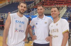 Τα είπε με Νέντοβιτς και παλιούς συμπαίκτες πριν από το Ελλάδα-Σερβία ο Παπαπέτρου (pics)