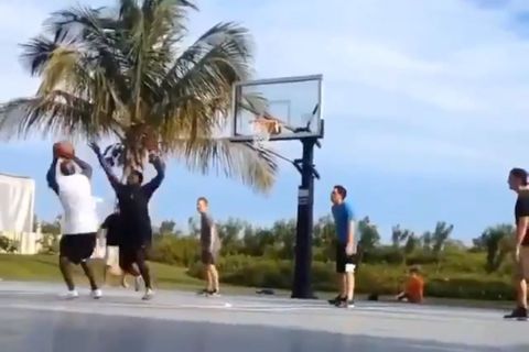 O Μάικλ Τζόρνταν παίζει μπάσκετ στις Μπαχάμες και... καταστρέφει αντιπάλους (vid)