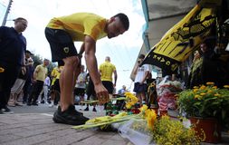 Οι αρχηγοί της ΑΕΚ άφησαν λουλούδια στο σημείο που δολοφονήθηκε ο Μιχάλης (vid)