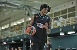 Χολμς στους φίλους του Παναθηναϊκού: «Ανυπομονώ να σας ακούσω μετά το πρώτο κάρφωμα» (vid)