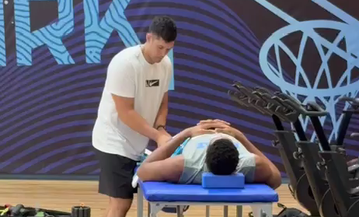 Το μασάζ στον Γιάννη στην προπόνηση της Εθνικής ενόψει Λιθουανίας (vid)