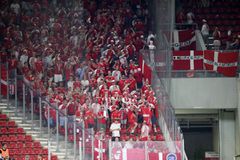 Ο προπονητής της Δανίας πήγε στους οπαδούς της ομάδας για να τους χειροκροτήσει και να τους εμψυχώσει