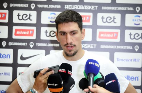 Λαρεντζάκης: «Κοιτάμε μόνο το παιχνίδι με τη Λιθουανία και… το επόμενο αυτοκόλλητο» (vid)