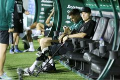 Με κηδεμόνα και πατερίτσες εμφανίστηκε ο Μάγκνουσον στη Λεωφόρο (pic)