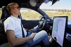 Οδήγηση χωρίς χέρια και με τον… νόμο: Ποια χώρα είπε το «ναι» μετά τη Μεγάλη Βρετανία και τη Γερμανία!