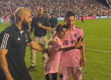 Ο σωματοφύλακας της χρονιάς! Άρπαξε νεαρό που «μπούκαρε» στο γήπεδο και τον πήγε στον Μέσι για σέλφι (vid)